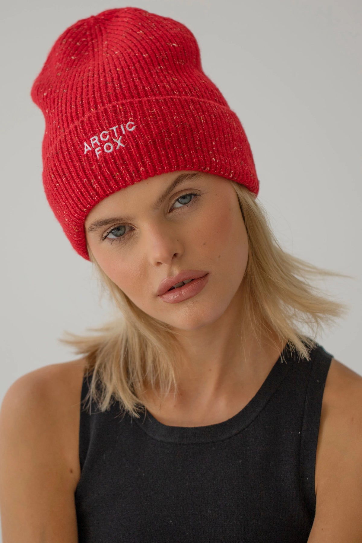 The Embroidered Beanie - Rauð